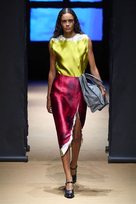 Sfilata Prada primavera estate 2023: video e look 